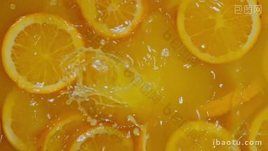 橘子片落入果汁中